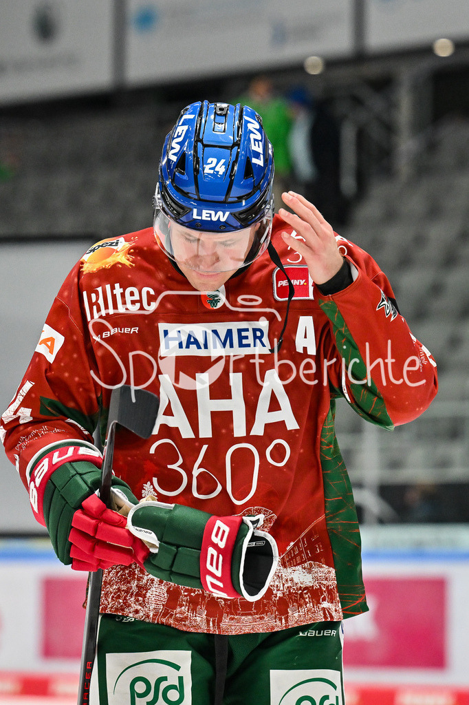 Augsburger Panther - Nürnberg Ice Tigers | AUGSBURG, GERMANY - 23. DECEMBER: Im Bild ein trauriger T. J. TREVELYAN (Augsburger Panther 24) mit hängendem Kopf nach dem Match zwischen den Augsburger Panthern und den Nürnberg Ice Tigers am 31. Spieltag der Penny DEL im Curt Frenzel Stadion