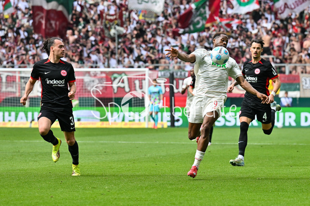 FC Augsburg - SG Eintracht Frankfurt | im Duell Arthur THEATE (Eintracht Frankfurt 3) und Samuel Emmanuel ESSENDE MBONGU (FC Augsburg 9) / Zweikampf / Bundesliga: FC Augsburg - Eintracht Frankfurt, WWK Arena am 20.04.2025