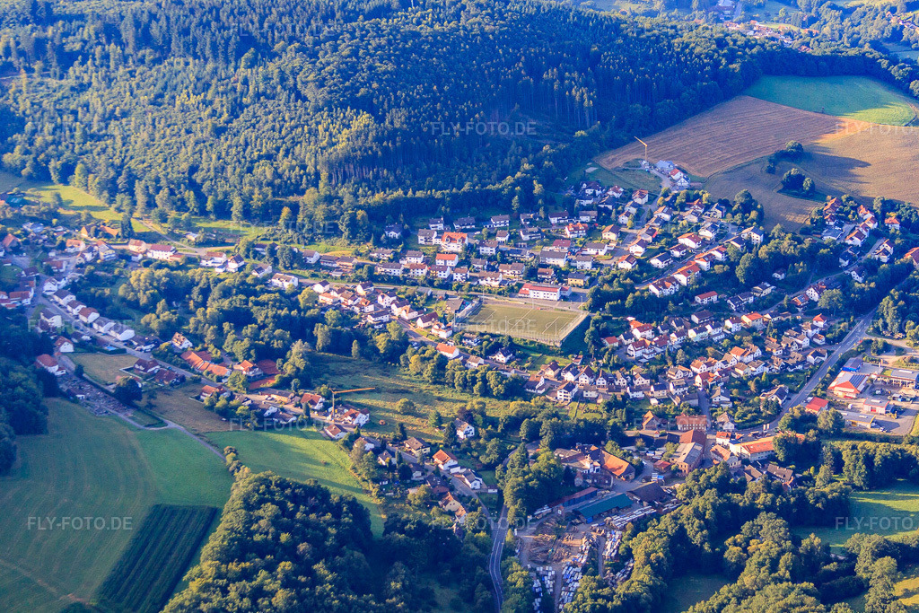 Luftbild: Ortsansicht aus Norden im Ortsteil Aschbach in Wald-Michelbach im Bundesland Hessen in Deutschland. Foto: IMG_52110.jpg vom 19.08.2012 durch Werner Riehm/FLY-FOTO.deAuflösung des Originals: 4752 x 3168 px