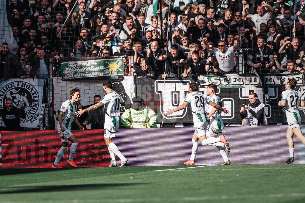 Fußball | Männer | Saison 2024/2025  | Fußball-Bundesliga | 28. Spieltag | FC St. Pauli vs. Borussia Mönchengladbach | 06.04.2025 | Ko Itakura (#3, Borussia Mönchengladbach) links trifft per Kopfball zum 1:0 Tor und jubelt mit dem Team in der Nachspielzeit der ersten Halbzeit