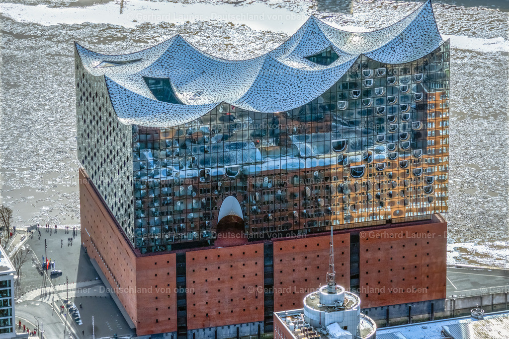 4044772 | HAMBURG 14.02.2021 Winterlich schneebedeckte Elbphilharmonie am Ufer der Elbe im Ortsteil HafenCity in Hamburg. Weiterführende Informationen bei: BGT Bischoff Glastechnik AG,  Drees & Sommer SE,  Herzog & de Meuron,  Höhler+Partner Architekten PartGmbB,  IBB GmbH - Ingenieurbüro für Brandschutz von Bauarten,  Ingenieurbüro Dr. Siebert Büro für Bauwesen,  Quantum Immobilien AG,  ReGe Hamburg Projekt-Realisierungsgesellschaft mbH. // Wintry snowy the Elbe Philharmonic Hall on the river bank of the Elbe in the district HafenCity in Hamburg. Further information at: BGT Bischoff Glastechnik AG,  Drees & Sommer SE,  Herzog & de Meuron,  Hoehler+Partner Architekten PartGmbB,  IBB GmbH - Ingenieurbuero fuer Brandschutz von Bauarten,  Ingenieurbuero Dr. Siebert Buero fuer Bauwesen,  Quantum Immobilien AG,  ReGe Hamburg Projekt-Realisierungsgesellschaft mbH. Foto: Gerhard Launer