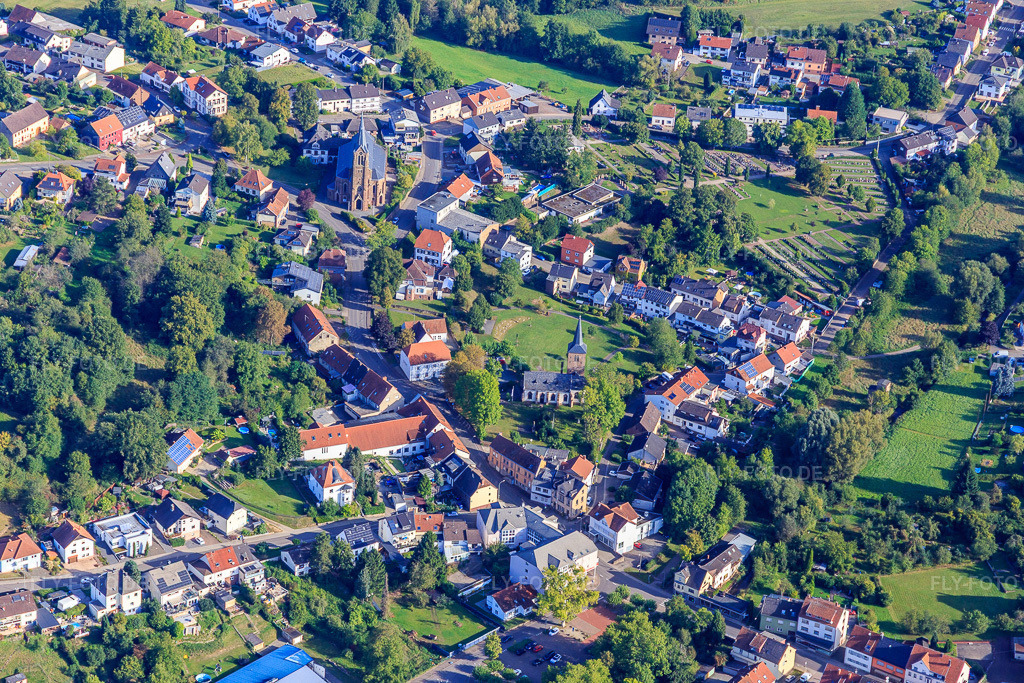Luftbild: Herz-Jesu-Kirche und Evangelische Martinskirche im Ortsteil Kölln in Püttlingen im Bundesland Saarland in Deutschland. Foto: IMG_149864.jpg vom 07.09.2025 durch Werner Riehm/FLY-FOTO.deKirchengemeinden im Köllertal