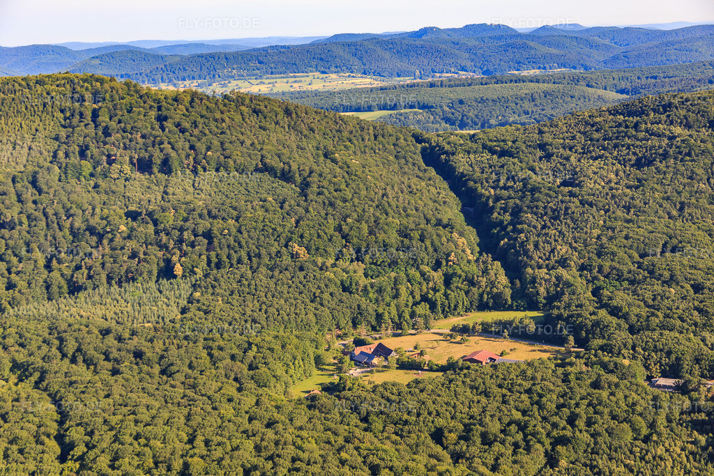 Luftbild: Ferme Auberge du Moulin des Sept Fontaines in Drachenbronn-Birlenbach im Bundesland Bas-Rhin in Frankreich. – Foto: IMG_082976.jpg vom 26.06.2015 durch Werner Riehm/FLY-FOTO.de – Auflösung des Originals: 5472 x 3648 px – WWW.AUBERGE7FONTAINES.COM