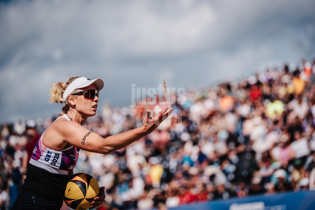 Beachvolleyball | Frauen | Deutsche Meisterschaften 2025 Timmendorfer Strand | 05.09.2025 | Karla Borger wirft Sand in die Luft vor dem Aufschlag