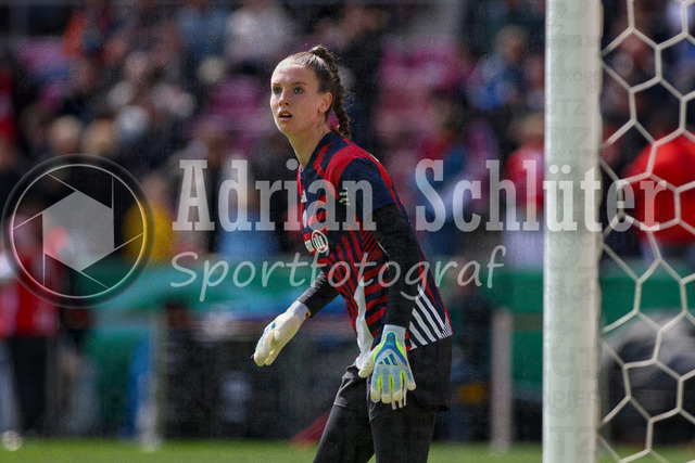 14.05.2026, GER, Fussball, Frauen, DFB-Pokal, Finale, Saison 2025/2026, VfL Wolfsburg - FC Bayern München | Ena Mahmutovic (Bayern) schaut