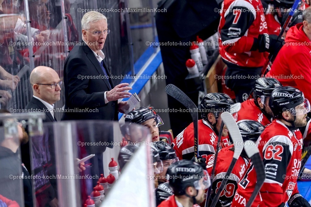 KEC20042601058 | 20.04.2026, Eishockey, DEL Halbfinale Play-Offs, Kölner Haie - Eisbären Berlin, Spiel 6, Lanxess-Arena Köln: Cheftrainer Kari Jalonen (Kölner Haie #hc) gestikulierend am Spielfeldrand  
