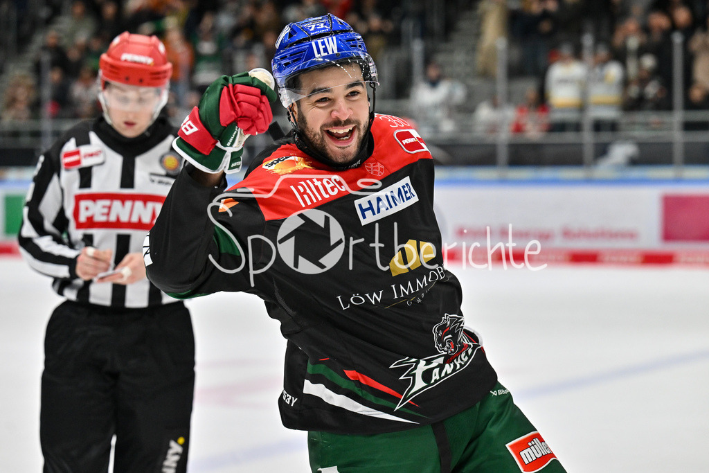Augsburger Panther - Löwen Frankfurt  | jubelt nach seinem verwandeltem Penalty - Nicholas BAPTISTE (Augsburger Panther 73) / Freistellerl / Einzelfoto / DEL: Augsburger Panther - Loewen Frankfurt, Curt Frenzel Stadion am 12.01.2025