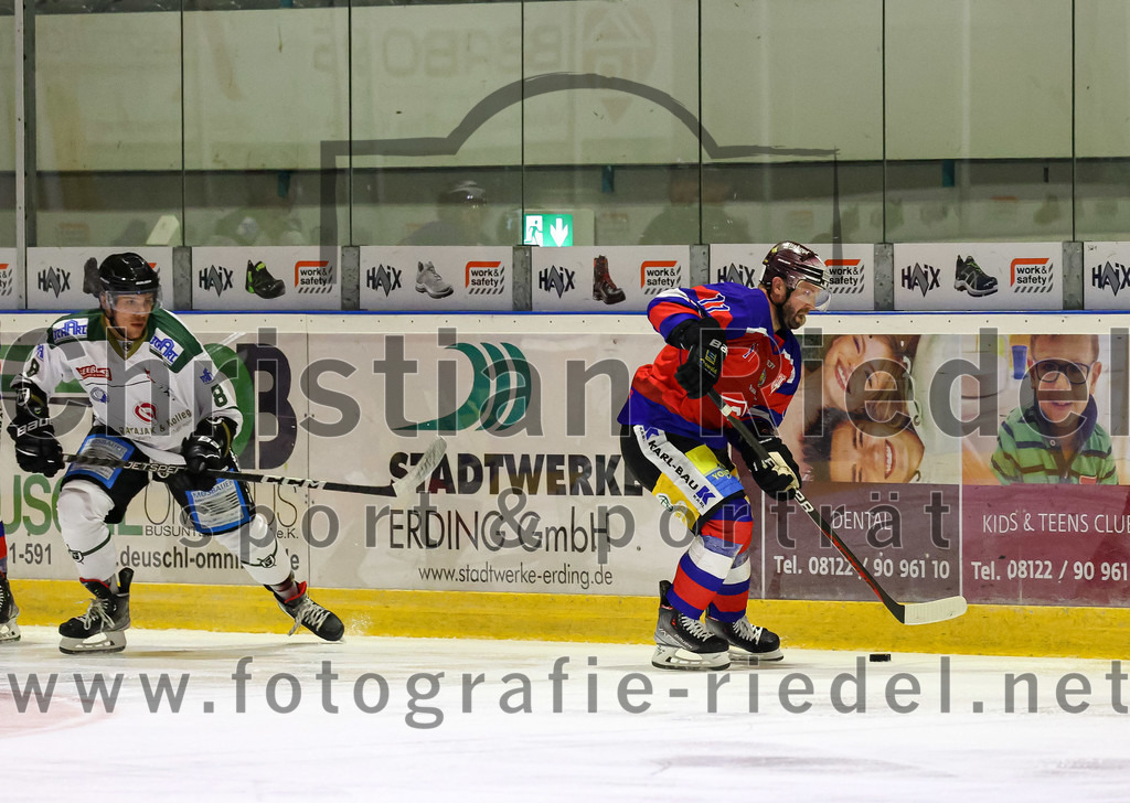 2022-09-09_054_TSV_Erding_gegen_Deggendorfer_SC | Erding, Deutschland, 09.09.2022:
Eishockey, Bayernliga 2022 / 2023, Testspiel, TSV Erding gegen Deggendorfer SC, Endergebnis: 2:5

Wassilij Guft-Sokolov (Erding Gladiators, #8), Curtis Leinweber (Deggendorfer SC, #11)

Foto: Christian Riedel / fotografie-riedel.net