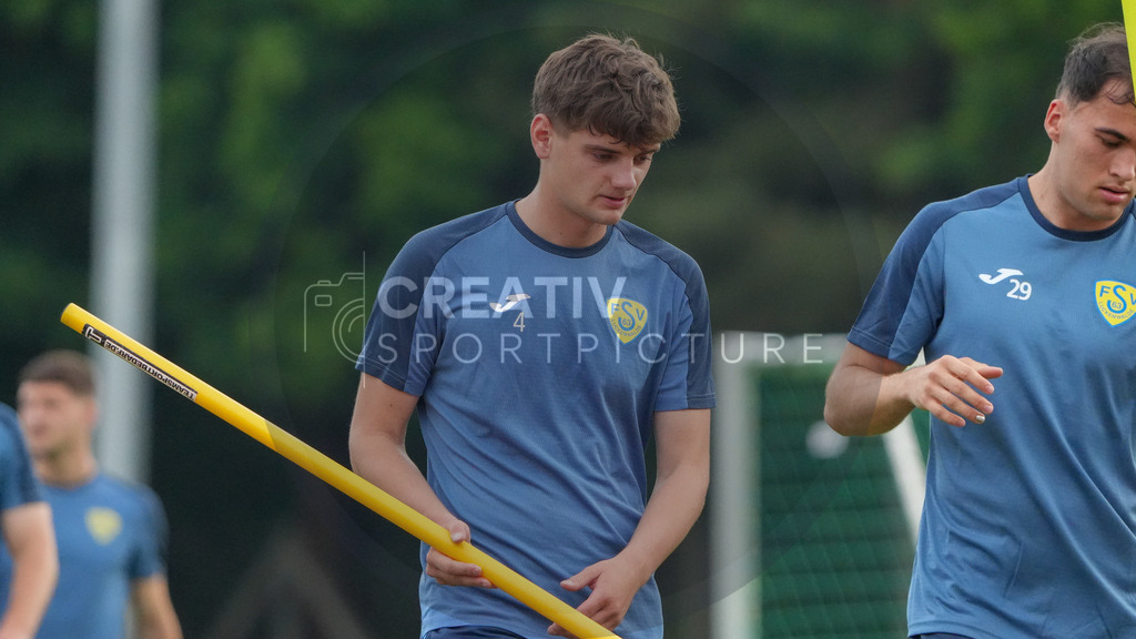 Fußball, Herren, Saison 2025/2026, Regionalliga Nordost, Trainingsauftakt des FSV 63 Luckenwalde am 18.06.2025 im Werner-Seelenbinder-Stadion, | Fußball, Herren, Saison 2025/2026, Regionalliga Nordost, Trainingsauftakt des FSV 63 Luckenwalde am 18.06.2025 im Werner-Seelenbinder-Stadion, Im Bild: Ole Schiebold (m.) - Realisiert mit Pictrs.com