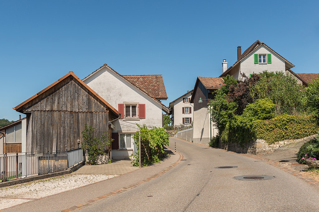 Häuser an der Seltisbergerstrasse | in Lupsingen, Baselland, Schweiz - Realisiert mit Pictrs.com