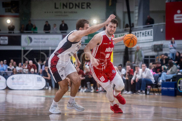 Barmer 2. Basketball Bundesliga ProA: Bayer Giants Leverkusen vs. RheinStars Koeln, 04.04.26 | Leverkusen, 04.04.26 - Sebastian Brach (Bayer Giants Leverkusen, 10) und Haris Hujic (RheinStars Köln, 10) während des Spiels der Barmer 2. Basketball Bundesliga ProA: Bayer Giants Leverkusen vs. RheinStars Koeln in der Ostermann Arena in Leverkusen.