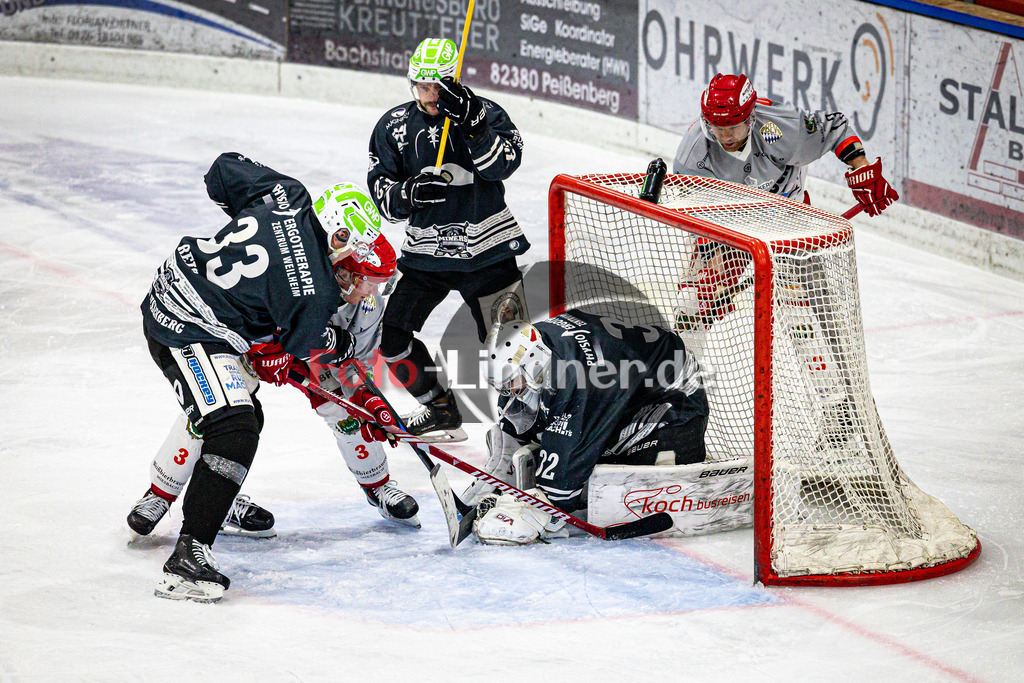 TSV Peißenberg MINERS gegen TEV Miesbach | Eishockey Bayernliga Herren Vorrunde 2024/25, TSV Peißenberg MINERS gegen TEV Miesbach, 20241201,Gefahr vor dem Tor,2024-12-01 in Peißenberg (Eisstadion Peißenberg)Hannes KIEFER (MINERS Goali 32), Julian REISS (MINERS 33)Copyright: WolfgangxLindner