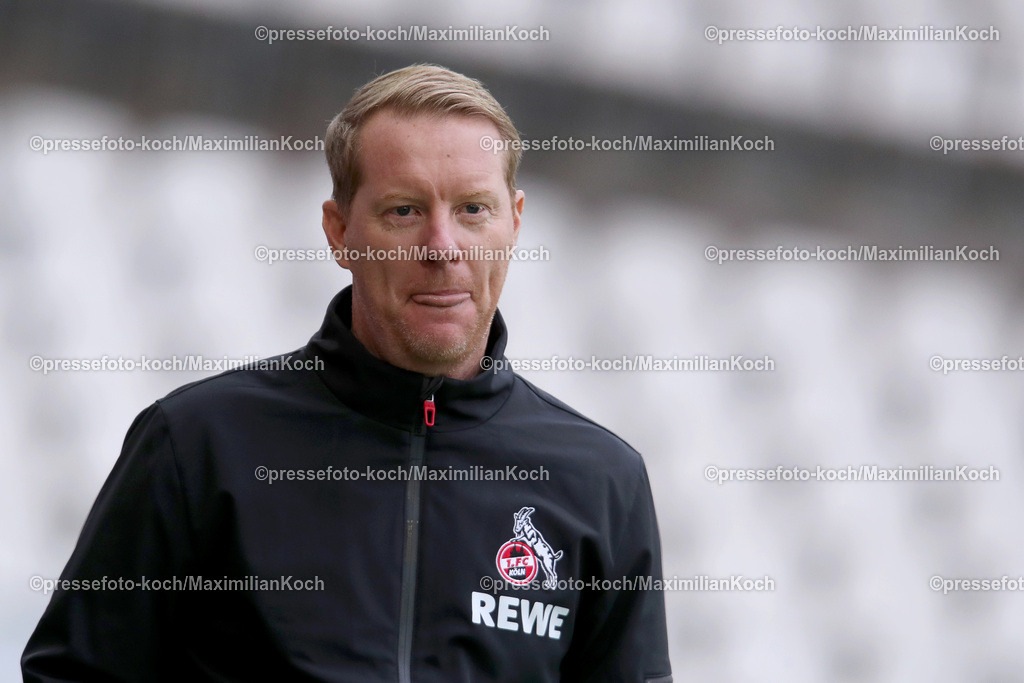 RWE06012402082 | 06.01.2024, Essen, Fußball, Herren, Stadion an der Hafenstraße, Testspiel, Rot-Weiss Essen – 1. FC Köln:  Der neue Cheftrainer Timo Schultz (1.FC Köln) streckt die Zunge aus dem Mund bei seinem ersten Spiel für den Kölner FC. 
DFB regulations prohibit any use of photographs as image sequences and or quasi-video.