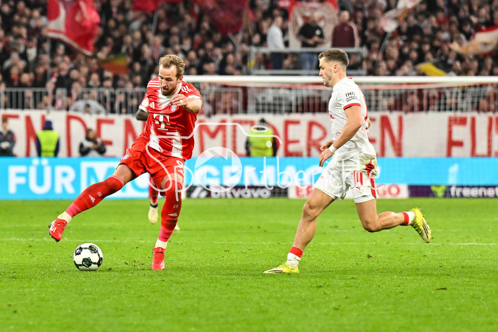 FC Bayern München - RB Leipzig | MUNICH, GERMANY - 11. FEBRUARY: im Duell Harry KANE (FC Bayern Munich 9) und Christoph BAUMGARTNER (RB Leipzig 14) während dem Spiel zwischen dem FC Bayern München und RB Leipzig beim Viertelfinale des DFB-Pokales in der Allianz Arena