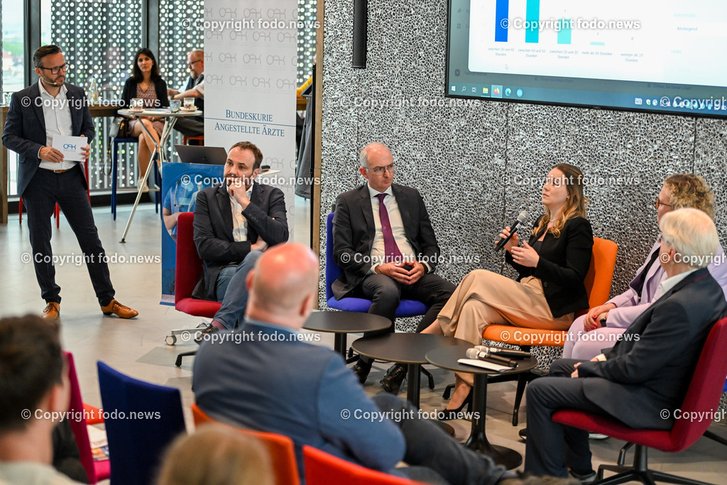 BKAÄ-Enquete_ JKU Med Campus I_ 10.05.2023-11 | 10.05.2023, Linz, AUT, JKU medLOFT, Arbeitsplatz Spital, wie die Jungen künftig arbeiten wollen, im Bild Michael Sacherer (Präsident der Ärztekammer Steiermark), Bernd Lamprecht (Primar, Vorstand der Klinik für Lungenheilkunde am Kepler Universitätsklinikum), Cornelia Sitter (Turnusärztin in Steyr), Nicole Sophie Brunner (Vorsitzende der ÖH-Med Wien), Reinhold Popp (Univ. Prov., Zukunftsforscher)