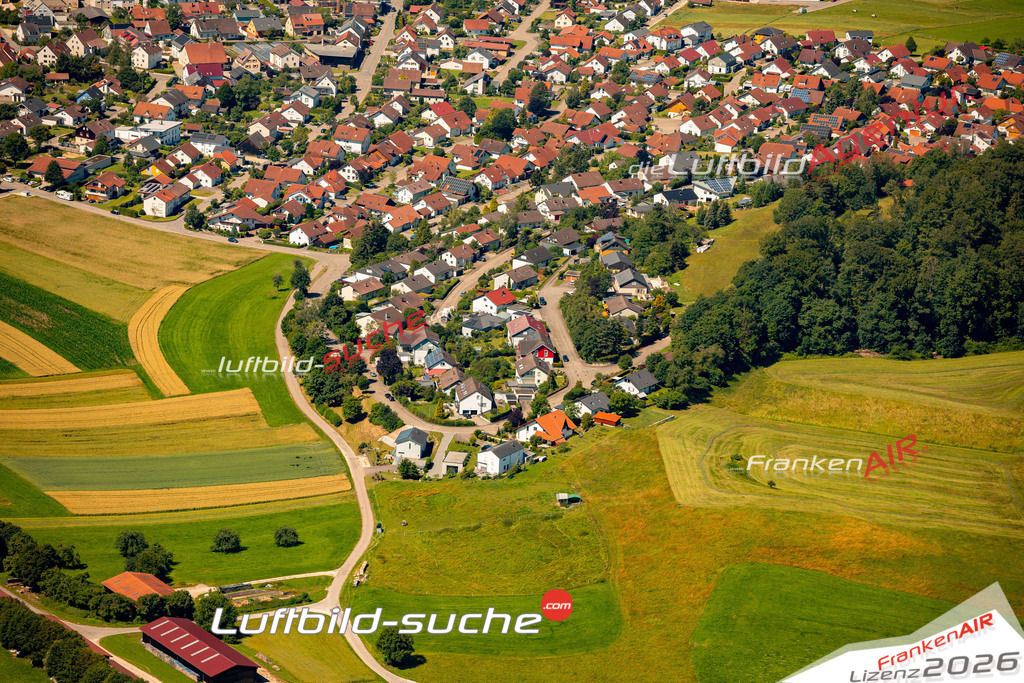 Das Luftbild zeigt : Kleinengstingen Engstingen - Die Luftaufnahme wurde 2024 vom UL-Flugzeug aus erstellt ( keine Drohne ) - Hochauflösende Luftaufnahme - Für grossformatige Ausdrucke geeignet. Die Geschenkidee !Mit Lizenz und Bildrechte bestellbar