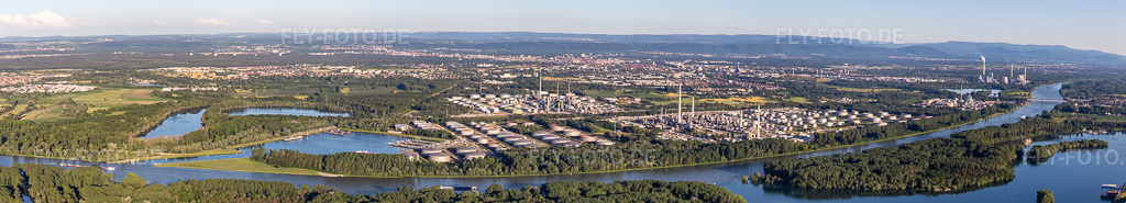 Luftbild: Panorama - Perspektive der Raffinerie- Anlagen und Leitungssysteme auf dem Werksgelände des Mineralöl- Produzenten Mineralölraffinerie Oberrhein im Ortsteil Knielingen in Karlsruhe im Bundesland Baden-Württemberg in Deutschland. Foto: IMG_115137-Pano.jpg vom 13.06.2019 durch Werner Riehm/FLY-FOTO.deAuflösung des Originals: 17653 x 3184 px