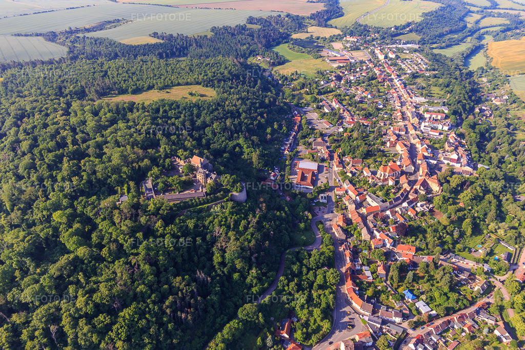 Luftbild: Lutherstraße und B86 in Mansfeld im Bundesland Sachsen-Anhalt in Deutschland. Foto: IMG_148119.jpg vom 12.06.2025 durch Werner Riehm/FLY-FOTO.de