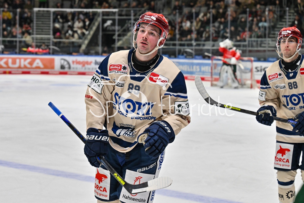 Augsburger Panther - Schwenninger Wild Wings | Jubel der Gaeste nach dem Treffer zum 4-3 durch Zach SENYSHYN (Schwenninger Wild Wings 89)/ Freude / Happy / Tor / Freude / DEL: Augsburger Panther - Schwenninger Wild Wings, Curt Frenzel Stadion am 02.02.2025