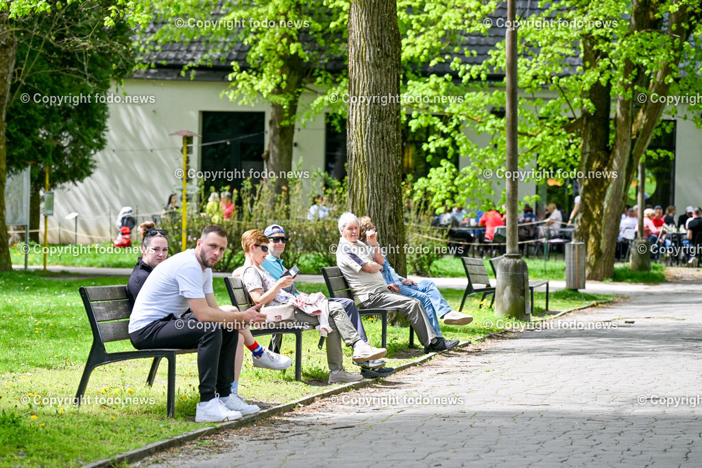 Slowakei_ Trenciansky kraj_ Trencianske Teplice_ 22.04.2025-27 | 22.04.2025, Slowakei, SVK, Trenciansky kraj, Trencianske Teplice, im Bild Trencianske Teplice, Trentschin-Teplitz, Stadt im Westen der Slowakei, Kurort mit Sehenswuerdigkeiten, Hotels aus der Zeit der habsburgischen Monarchie, einem Kurpark sowie alten Badehaeusern, Stadtansichten, Gebaeude, Architektur, Park, Strassen, Haeuser, Infrastruktur,  Denkmaeler, Kultur, Touristen, Kurpark, spazieren, Besucher