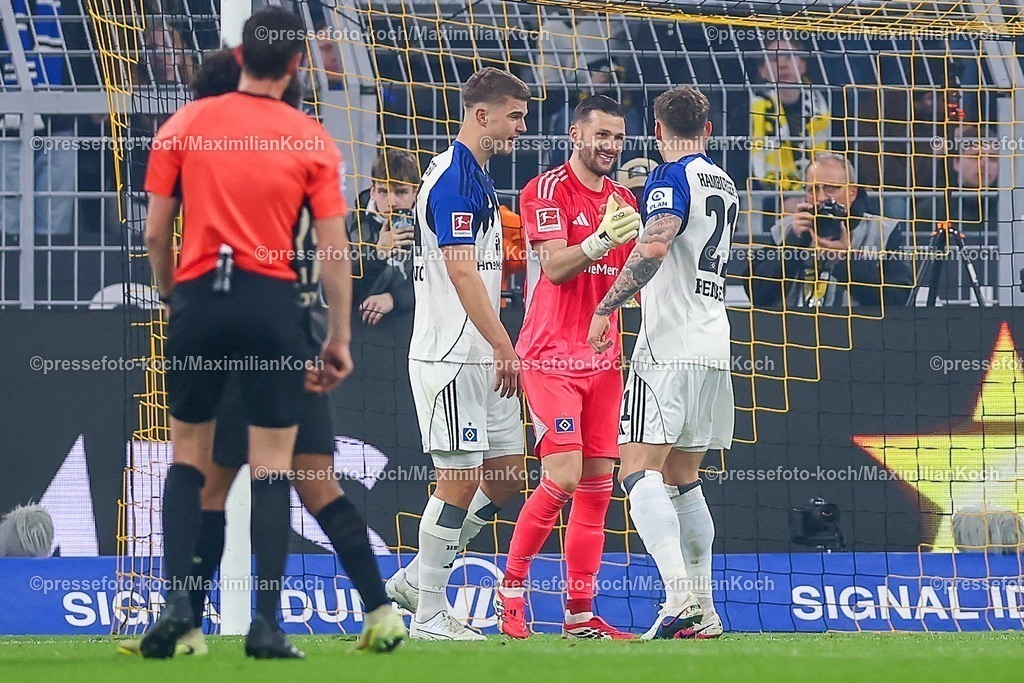 BVB21032601062 | 21.03.2026, Fußball, Borussia Dortmund - Hamburger SV, 1. Fußball Bundesliga, 27. Spieltag, Signal Iduna Park, Saison 2025 2026: Daniel Heuer Fernandes&nbsp; (HSV #01) glücklich nach dem verschossenen Elfmeter neben Nicolai Remberg&nbsp; (HSV #21)  DFB regulations prohibit any use of photographs as image sequences and or quasi-video.