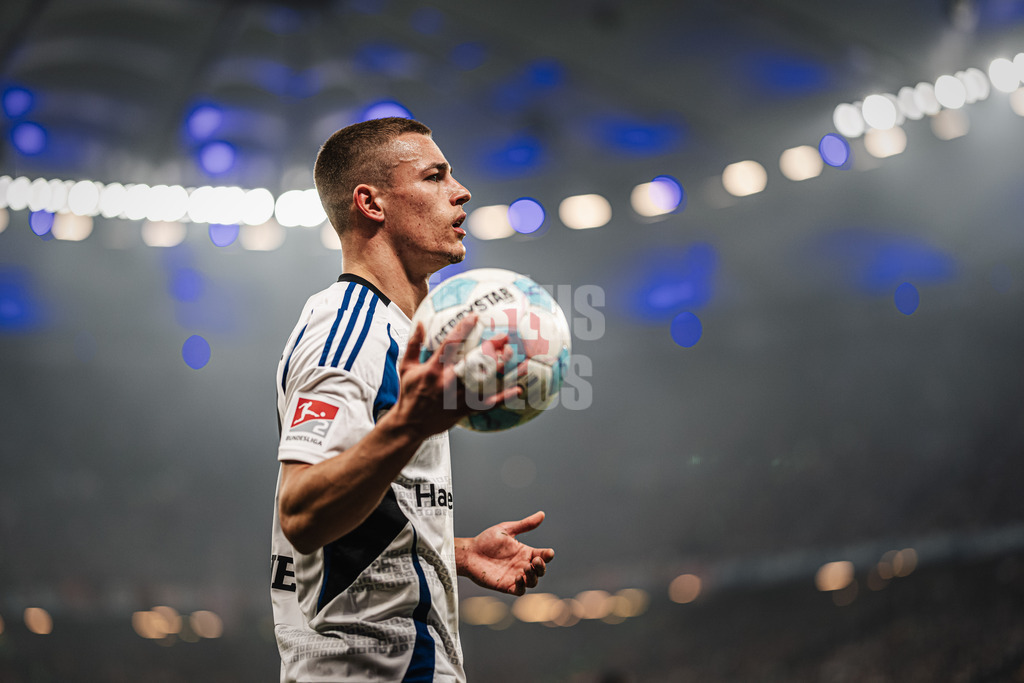 Fußball | Männer | Saison 2024/2025 | 2. Fußball-Bundesliga | 23. Spieltag | Hamburger SV vs. 1. FC Kaiserslautern | 21.02.2025 | Miro Muheim (#28, HSV) mit dem Ball in der Hand