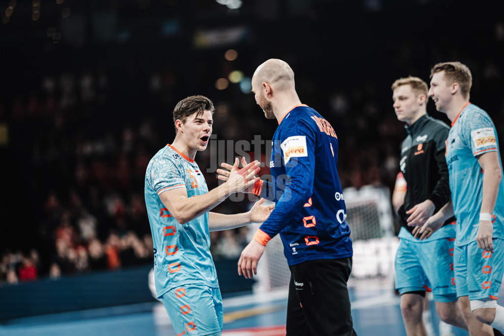 Handball | Herren | EHF EURO 2024 | European Championshop Men 2024 Final Tournament | Niederlande vs. Portugal | 23.01.2024 | Rutger Ten Velde (#5, Holland, NED) klatscht ab mit Bart Ravensbergen (#1, Holland, NED)