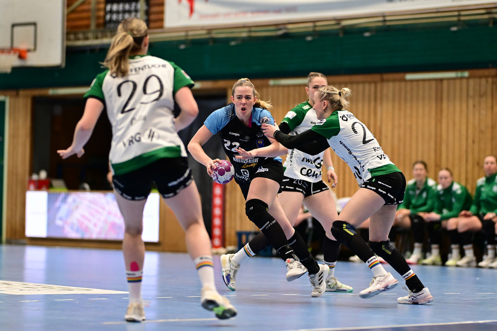 Handball I Frauen I Saison 2024-2025 I 1. HBF I 16. Spieltag I Buxtehuder SV - VfL Oldenburg I 087174 | Paulina Golla (29, VfL Oldenburg) Levke Kretschmann (22, Buxtehuder Sportverein) Luisa Knippert (24, VfL Oldenburg) - Realisiert mit Pictrs.com