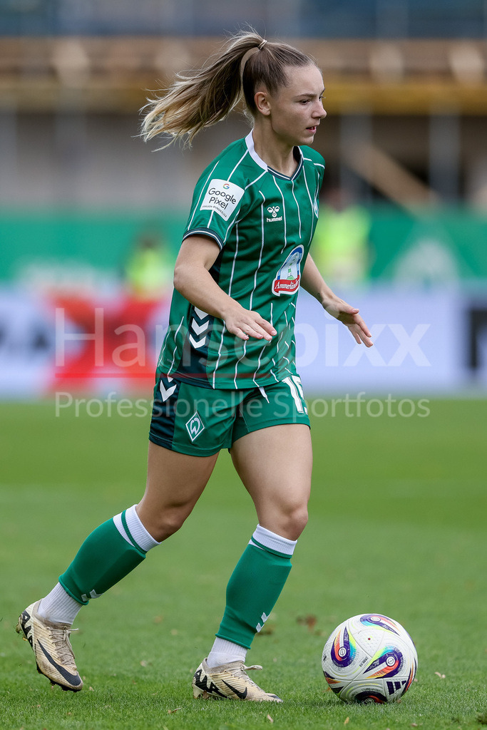 Fussball, Google Pixel Frauen-Bundesliga, SV Werder Bremen - TSG 1899 Hoffenheim | Michelle Weiß (SV Werder Bremen, 15) am Ball, Freisteller, Einzelbild, Ganzkörper, Aktion, Action, Spielszene, DIE DFB-RICHTLINIEN UNTERSAGEN JEGLICHE NUTZUNG VON FOTOS ALS SEQUENZBILDER UND/ODER VIDEOÄHNLICHE FOTOSTRECKEN. DFB REGULATIONS PROHIBIT ANY USE OF PHOTOGRAPHS AS IMAGE SEQUENCES AND/OR QUASI-VIDEO.