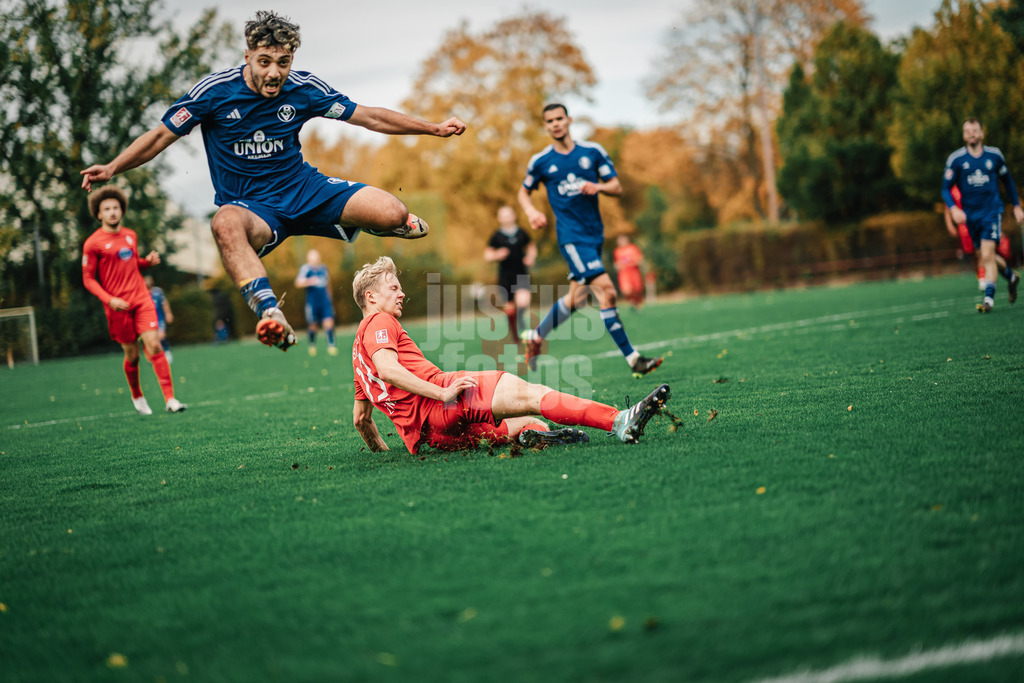 Fußball | Männer | Saison 2023/2024 | Regionalliga Nord | Eimsbütteler TV vs. Bremer SV | 29.10.2023 | Vedat Tunc (10, Bremer SV) springt über Oskar Maxim Lenz (13, Eimsbütteler TV)