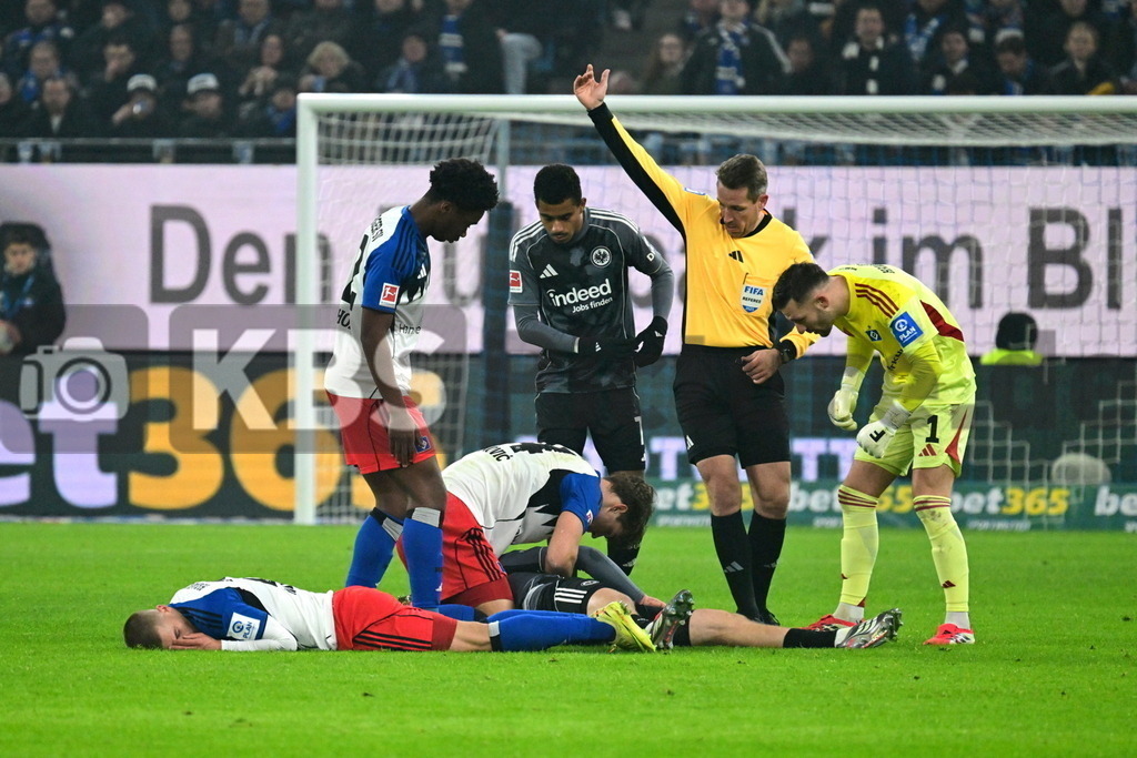 KBS Picture_HSV-Frankfurt_043 | v.l. Muheim Miro (HSV) und Kristensen Rasmus (Eintr. Frankfurt)  liegen am Boden und Vuskovic Luka (HSV) macht Erste Hilfe , Sambi Lokonga Albert Sambi (HSV) , Knauff Ansgar (Eintr. Frankfurt) , Stieler Tobias Schiedsrichter , Heuer Fernandes Daniel (HSV) wollen auch helfen ,Sportplatz :  Volksparkstadion, - Realisiert mit Pictrs.com