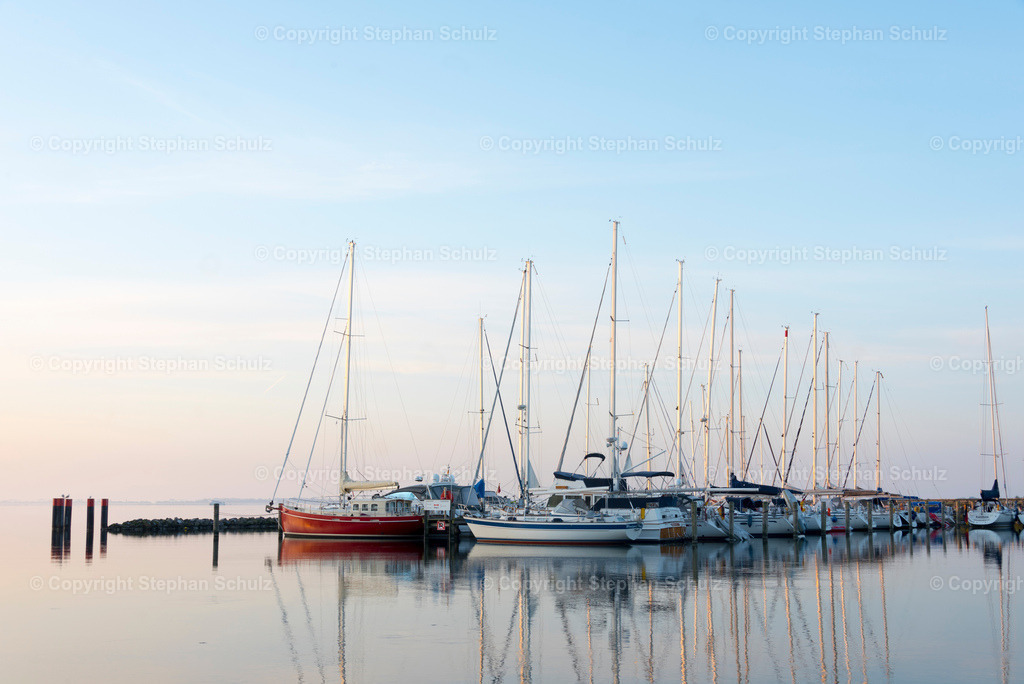 Seglerhafen in Kloster | Segelboote spiegeln sich im glatten Wasser des Boddens auf der Insel Hiddensee.  - Realisiert mit Pictrs.com