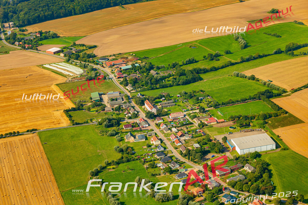 Schrägluftbild  Reinshagen Dorfstraße  Satow - Das Luftbild wurde 2025 vom UL-Flugzeug heraus erstellt (ohne Drohne- keine Drohnenaufnahme ) - Hochauflösende Luftaufnahme -Nicht vergleichbar mit Google Maps oder Satelittenbilder- Die Geschenkidee !Mit Lizenz und Bildrechte bestellbar