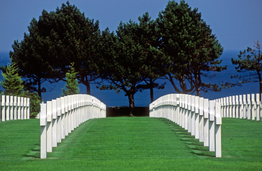 Soldatenfriedhof in Colleville-sur-Mer | Colleville-sur-Mer, Frankreich - June 15, 2004: Soldatenfriedhof in Colleville-sur-Mer. - Realisiert mit Pictrs.com