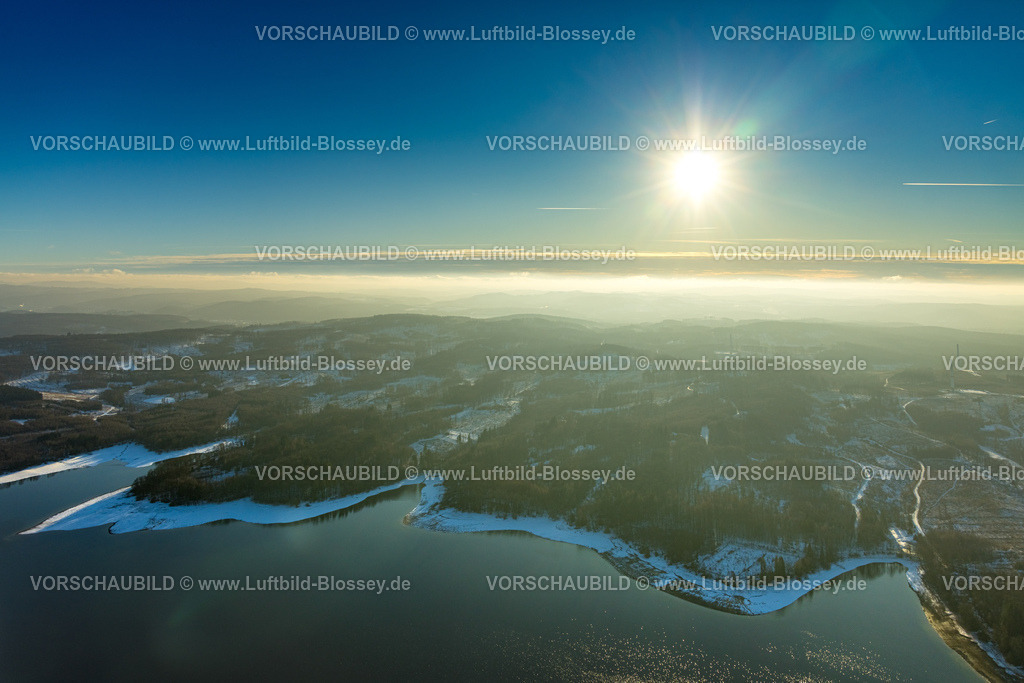 Moehnesee260105949 | Luftbild, Sonne am blauen Himmel im Gegenlicht, Möhnesee Ufer Möhnetalsperre, Winterlandschaft und Nebelwand, Delecke, Möhnesee, Sauerland, Nordrhein-Westfalen, Deutschland