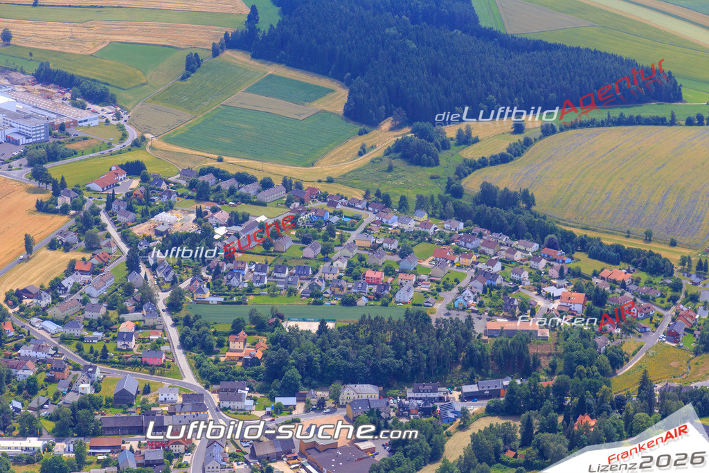 Die Luftaufnahme der Stadt Roeslau wurde vom UL-Flugzeug heraus erstellt ( keine Drohne )- hohe Auflösung für beste Qualität