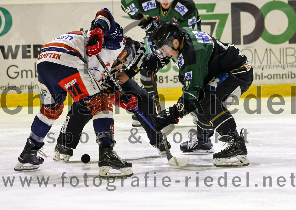 2023-03-03_029_TSV_Erding_gegen_ESC_Kempten | Erding, Deutschland, 03.03.2023:
Eishockey, Bayernliga Playoffs 2022 / 2023, Viertelfinale, TSV Erding gegen ESC Kempten, Endergebnis: 9:3

Eric Nadeau (ESC Kempten, #96), Schiedsrichterin Lara Fischer, Sebastian Busch (Erding Gladiators, #11)

Foto: Christian Riedel / fotografie-riedel.net