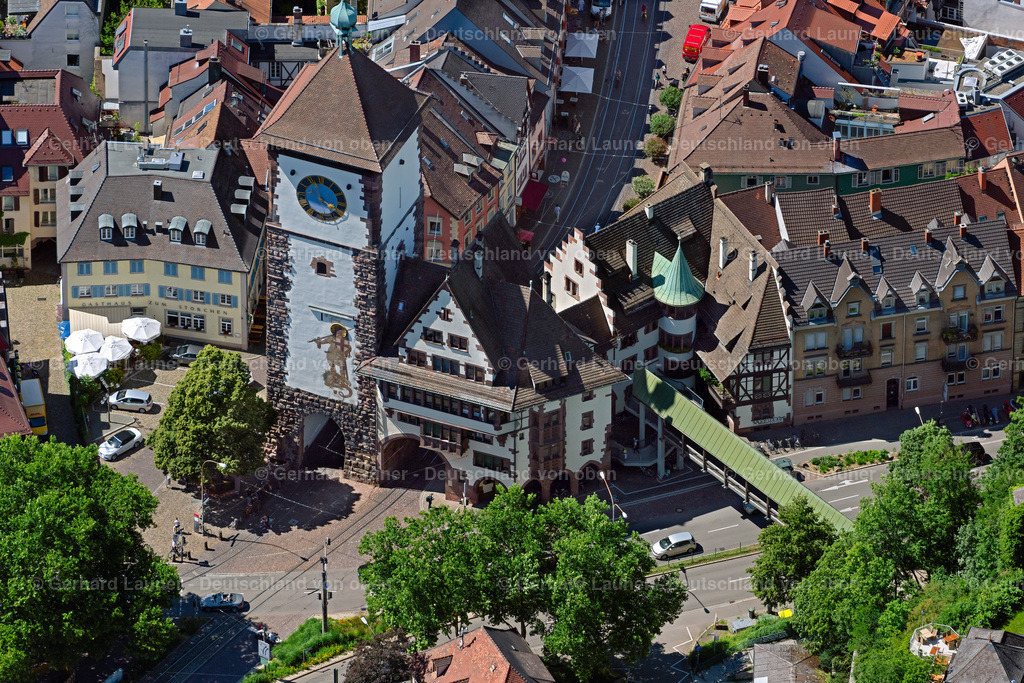 4033256 | FREIBURG IM BREISGAU 30.06.2020 Schwabentor im Stadtzentrum und Altstadt im Innenstadtbereich in Freiburg im Breisgau im Bundesland Baden-Württemberg, Deutschland. Weiterführende Informationen bei: Stadt Freiburg im Breisgau. // The city center and old town with cathedral in the downtown area in Freiburg im Breisgau in the state Baden-Wurttemberg, Germany. Further information at: Stadt Freiburg im Breisgau. Foto: Gerhard Launer