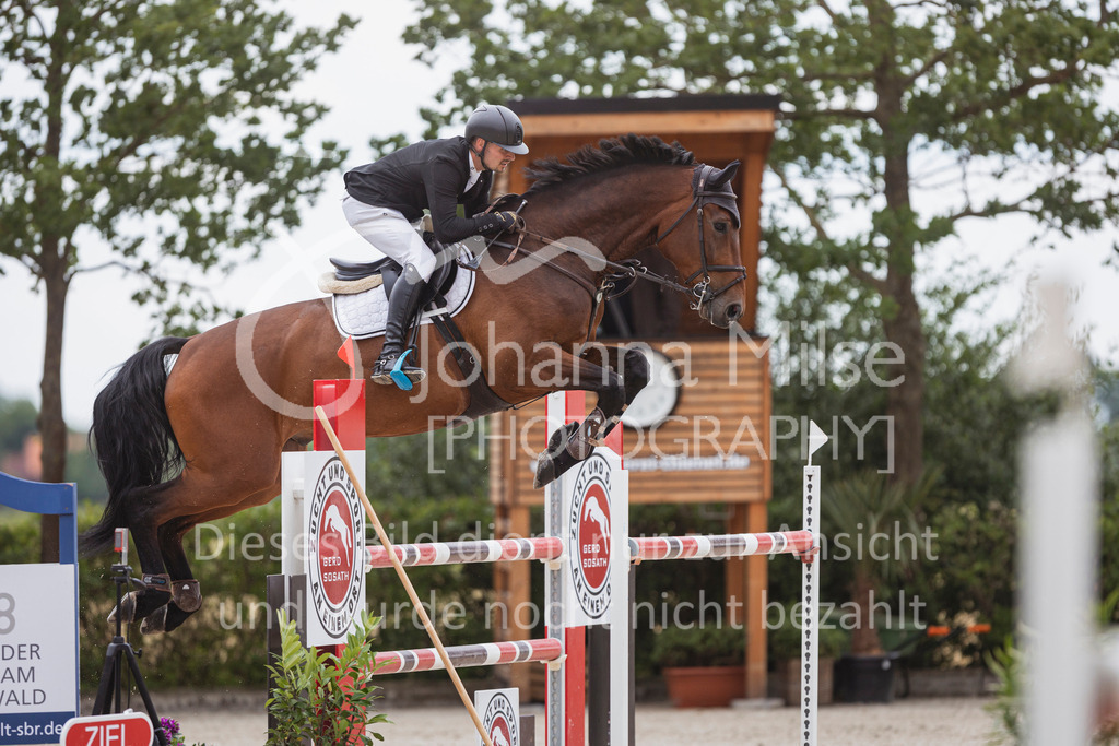 240614_Lemwerder_M2-Springen-421 | Deine schönsten Turniermomente als professionelle Fotos! Entdecke hochwertige Pferdesport-Fotografie im Online-Shop. Jetzt Fotos finden & bestellen!
