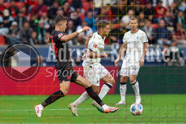 Bayer 04 Leverkusen vs Borussia Mönchengladbach - Bundesliga  | Leverkusen, Deutschland, 21.09.25:   Patrick Schick (Bayer 04 Leverkusen) und Kevin Stöger (Borussia Mönchengladbach) im Kampf um den Ball waehrend des Spiels der Bundesliga zwischen  Bayer 04 Leverkusen vs Borussia Mönchengladbach in der BayArena(Foto von Brauer-Fotoagentur / Adrian Schlueter)