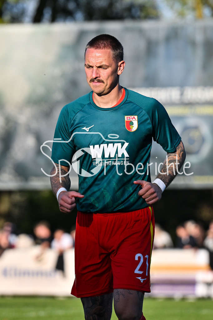 FC Augsburg - SSV Ulm 1846 Fussball | Im Bild Phillip TIETZ (FC Augsburg 21) beim warmmachen / Einzelfoto / Freisteller / Testspiel: FC Augsburg - SSV Ulm 1846 Fussball; TSV Burgau Sportzentrum am 08.10.2025