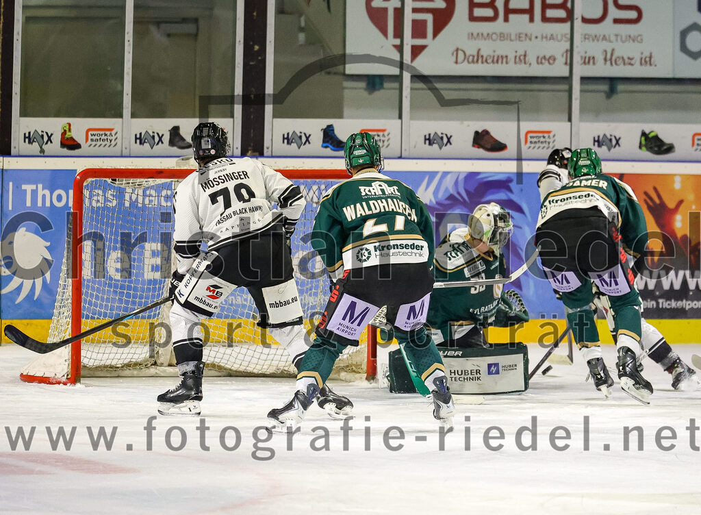 2025-11-25_152_TSV_Erding_gegen_EHF_Passau_Black_Hawks | Erding, Deutschland, 25.11.2025:Eishockey, Oberliga Süd 2025 / 2026, 20. Spieltag, TSV Erding gegen EHF Passau Black Hawks, Endergebnis: 2:3 n.V.Leo Mössinger (EHF Passau Black Hawks, #79), Mark Waldhausen (Erding Gladiators, #27), Torwart Leon Meder (Erding Gladiators, #39), Bastian Cramer (Erding Gladiators, #34)Foto: Christian Riedel / fotografie-riedel.net