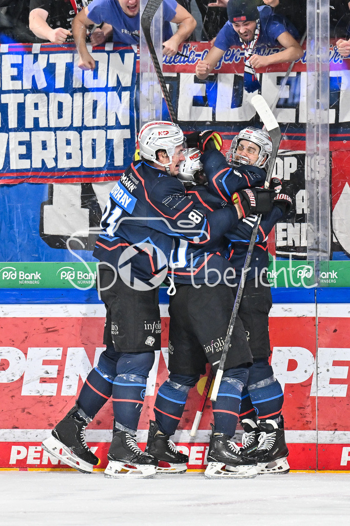 Nürnberg Ice Tigers - Augsburger Panther | NUREMBERG, GERMANY - 23. JANUARY: Jubel der Hausherren nach dem Treffer zum 1-1 Ausgleich durch Samuel Dove-McFALLS (Nürnberg Ice Tigers 75) / Tor / Torschuetze / Freude / Happy während dem Match zwischen den Nürnberg Ice Tigers und den Augsburger Panthern am 42. Spieltag der Penny DEL in der PSD Bank Nürnberg Arena