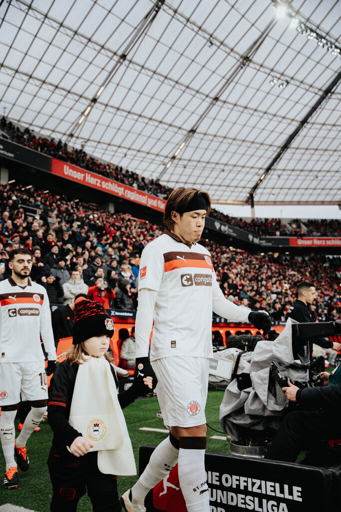 FCP04182 | Der offizielle Shop für FC St. Pauli Fotos. Wähle aus Spielszenen & Fanmomenten dein FCSP Wunschformat. Wir liefern Millerntor-Atmosphäre.