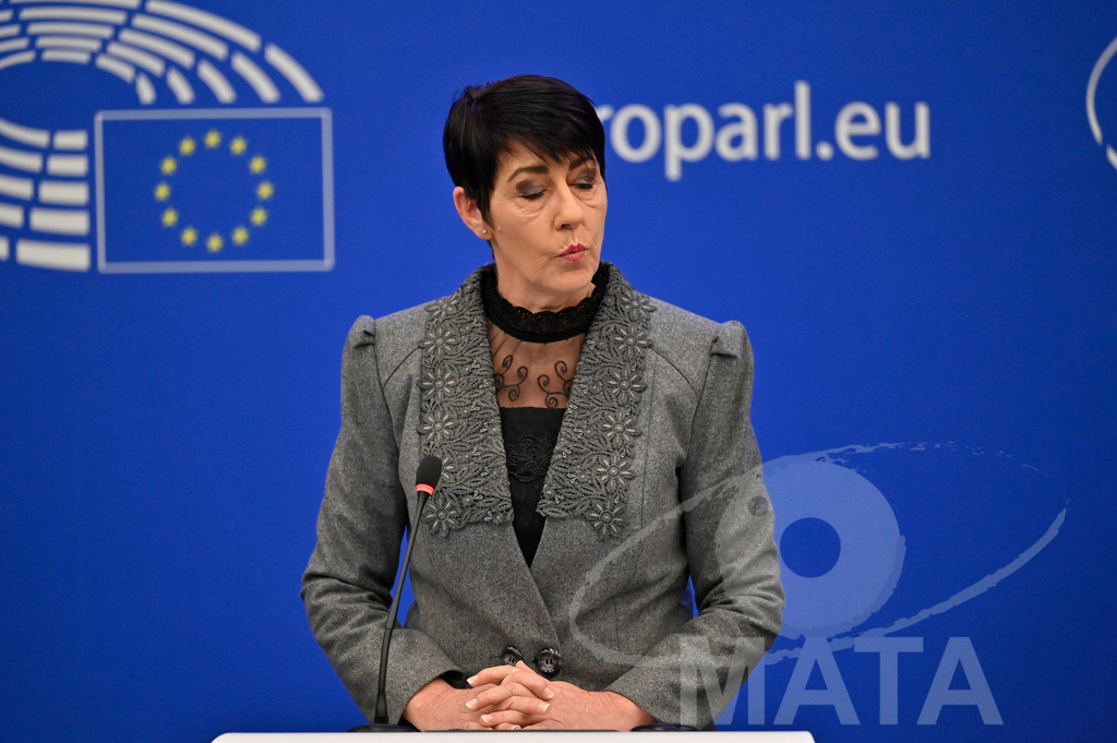 _DWI0170 | Politikerin Christine Anderson bei einer Pressekonferenz zum Thema ' Alarmierende Statistiken zu den Folgen des COVID-Lockdowns' im Europäischen Parlament. Straßburg, 18.01.2023 - Realisiert mit Pictrs.com