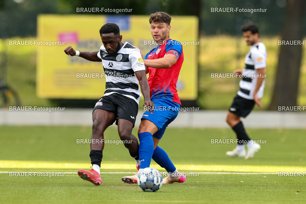 1_KFCWAT_20250723_0257.JPG -  - KFC Uerdingen - SG Wattenscheid 09 - Testspiel | Krefeld, Deutschland, 23.07.25: Robert Nnaji (SG Wattenscheid 09) und Ole Päffgen (KFC Uerdingen) im Kampf um den Ball waehrend des Testspiel Spiels zwischen KFC Uerdingen - SG Wattenscheid 09 in der Covestro Sportpark am 23. July 2025 in Krefeld, Deutschland. (Foto von Stefan Brauer/Brauer-Fotoagentur)