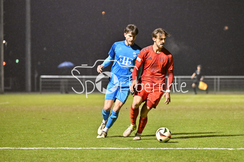 FC Bayern München - TSV Eintracht Karlsfeld  | Im Duell Lukas PAUNERT und Luca DENK (FC Bayern München II #6) / Zweikampf / Testspiel: FC Bayern Muenchen II - TSV Eintracht Karlsfeld, FC Bayern Campus am 11.02.2025
