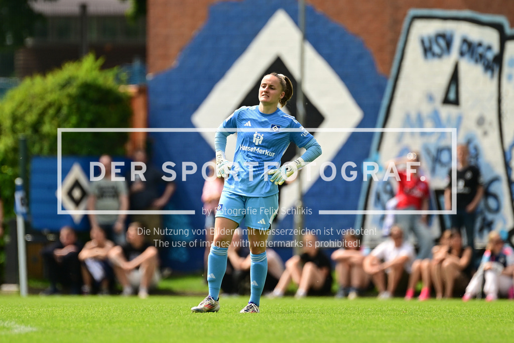 Fußball I Frauen I Saison 2025-2026 I Testspiel I Hamburger SV - Holstein Kiel I 55541 | Nahaufnahme, Einzelfoto, Freisteller, Portrait, Porträt, Einzelbild, Einzelfoto, Körper: Laura Sieger (18, Hamburger SV) - Realisiert mit Pictrs.com
