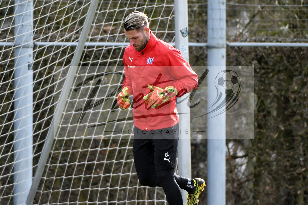 20200221_TRAOSN_0045 | Fussball, Herren: Torhueter Philipp Kuehn (VfL Osnabrueck) schaut waehrend der Trainingseinheit des VfL Osnabrueck im Sportpark Illoshoehe am 21.02.2020 in Osnabrueck, Deutschland. - Realisiert mit Pictrs.com