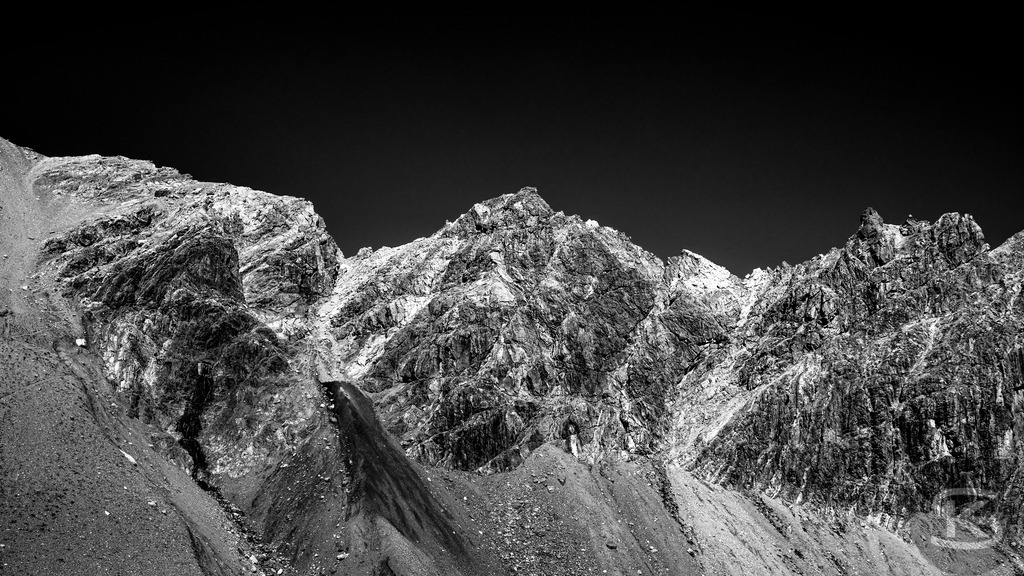 The Sublime Heights - Schwarzweiß Hochgebirge Fotografie | Stefan Kuhn | Monumentale Schwarzweiß-Serie des Hochgebirges von Stefan Kuhn. Acht kontraststarke Fotografien zeigen schroffe Alpengipfel vor tiefschwarzem Himmel – eine eindringliche Darstellung von Erhabenheit, Stille und der archaischen Kraft der Berge in radikaler Reduktion. - Realisiert mit Pictrs.com